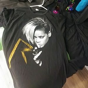 ****Rare***Rihanna concert tour tshirt